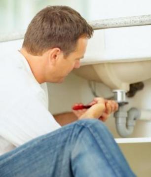 Plumber in Deesoto Texas replaces a drain sink line